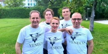 Kllounët e administratës së Metës! Beqaj nxjerr foton e 5 “musketierëve venedikas” dhe tallet me Metën: Reflekto urgjentisht, këshilltarët jo të përqafuar, ka boll vend lëndina e oborrit të Presidencës