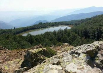 Turistët zbulojnë liqenet akullnajore të Lukovës