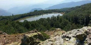 Turistët zbulojnë liqenet akullnajore të Lukovës