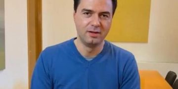 Garderoba e fitores! Kush të vesh mor bir, kush të qeth o xhan?!