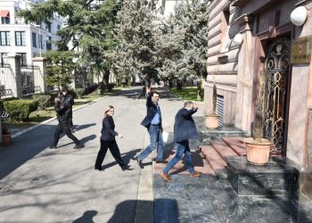 Karmina dyshon se Luli është pjesë e sektit “Dëshmitarët e Jehovait”