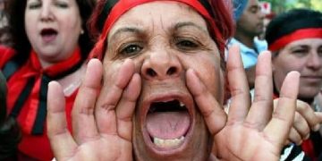 Covid, pse dorëzohemi tani që armiku është i dukshëm?!