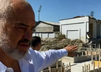 Rama inspekton kantierin e ndërtimit të një shkolle, u shëmb nga tërmeti