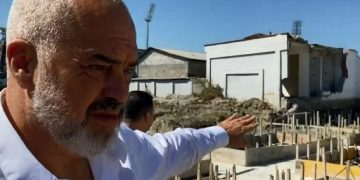 Rama inspekton kantierin e ndërtimit të një shkolle, u shëmb nga tërmeti