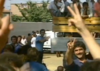 VOA: 2 korrik 1990 – 2020, shqiptarët sërish me sytë nga ambasadat perëndimore