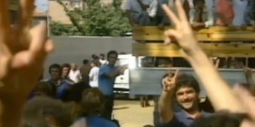 VOA: 2 korrik 1990 – 2020, shqiptarët sërish me sytë nga ambasadat perëndimore