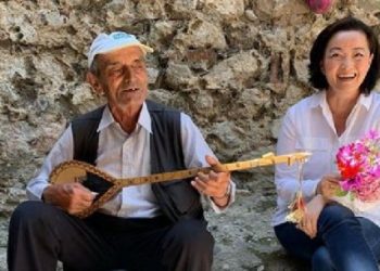 VIDEO: E veshur sportive e me buqetë në dorë, Yuri Kim dëgjon ‘Kush kërcen napolonin’ me çifteli. Ambasadorja si nuk e keni parë më parë