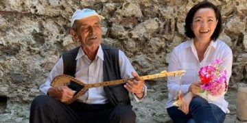 VIDEO: E veshur sportive e me buqetë në dorë, Yuri Kim dëgjon ‘Kush kërcen napolonin’ me çifteli. Ambasadorja si nuk e keni parë më parë