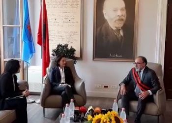 Ambasadorja Yuri Kim bën lëvizjen e radhës, i shkon në zyrë Dritan Lelit/ video