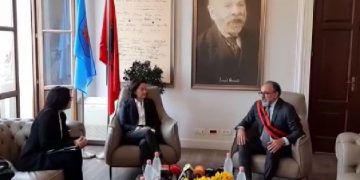 Ambasadorja Yuri Kim bën lëvizjen e radhës, i shkon në zyrë Dritan Lelit/ video