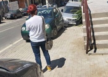 Këngëtarja deputete e prekur me COVID fotografohet në rrugë dhe tregon arsyen! Kryeinfermierja e Pulmologjisë egërsohet: Të burgoset, theu karantinën!