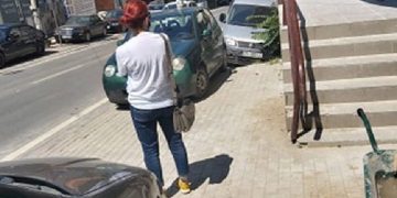 Këngëtarja deputete e prekur me COVID fotografohet në rrugë dhe tregon arsyen! Kryeinfermierja e Pulmologjisë egërsohet: Të burgoset, theu karantinën!