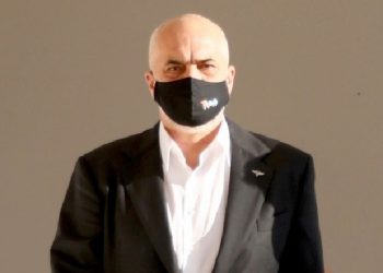 Rama mesazh për qytetarët përmes fotos: Mos harroni maskat në mjedise të mbyllura