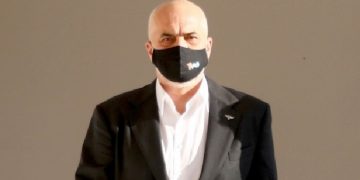 Rama mesazh për qytetarët përmes fotos: Mos harroni maskat në mjedise të mbyllura