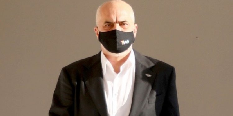 Rama mesazh për qytetarët përmes fotos: Mos harroni maskat në mjedise të mbyllura