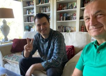 Basha “selfie” me 2 gishtat lart në shtëpinë e Metës! A nuk duhet të jet neutral një President?! Këtu paturpsisht shfaqet si aleat i PD në fushatë