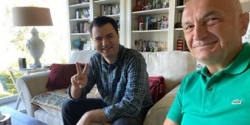 Basha “selfie” me 2 gishtat lart në shtëpinë e Metës! A nuk duhet të jet neutral një President?! Këtu paturpsisht shfaqet si aleat i PD në fushatë
