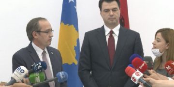 Turp! Kosovarët infektohen nga vendet europian me mijëra të infektuar dhe viktima me Covid 19, qeveria e Dullës mbyll kufirin me Shqipërinë  në kulmin e turizmit