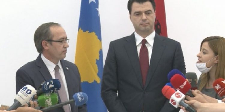 Turp! Kosovarët infektohen nga vendet europian me mijëra të infektuar dhe viktima me Covid 19, qeveria e Dullës mbyll kufirin me Shqipërinë  në kulmin e turizmit