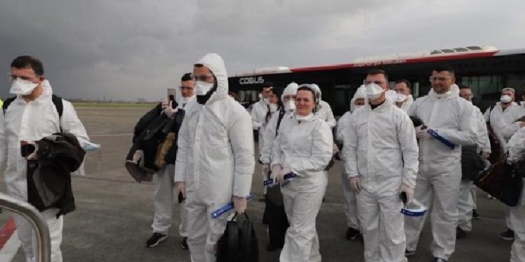 ‘Në Itali kuptova betimin e Hipokratit’, mjeku shqiptar për ‘La Repubblica’: U grinda me bashkëshorten për të ardhur këtu