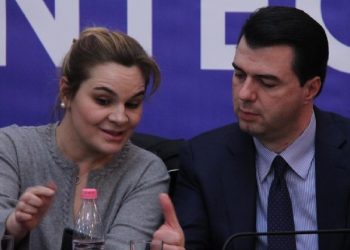 Një stil entuziast nga Kryemadhi, për opozitën