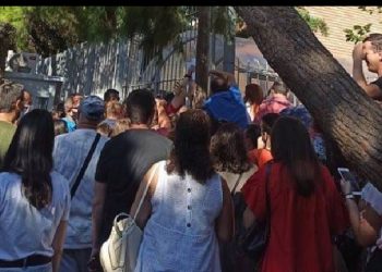 Grumbull në vapë dhe pa maska! Denoncimi i gazetarit: Ambasadë shqiptare në Athinë “bombë koronaviruesi” për emigrantët