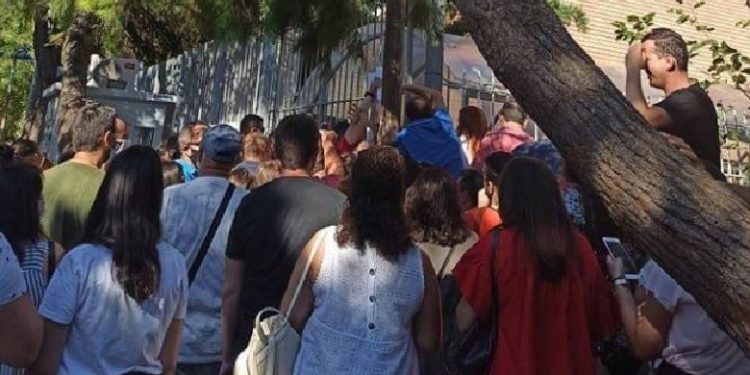 Grumbull në vapë dhe pa maska! Denoncimi i gazetarit: Ambasadë shqiptare në Athinë “bombë koronaviruesi” për emigrantët