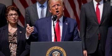 Presidenti Trump bën thirrje për rihapjen e shkollave