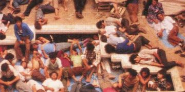 Kryeministri Rama publikon videon nga momenti historik dhe jep mesazhin e fortë: Një kohë për të kuptuar çmimin e lirisë! 2 Korriku…kur shqiptarët u dyndën në dyert e ambasadave