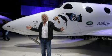 Virgin Galactic më pranë udhëtimeve turistike në hapësirë