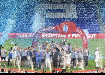 Festival fishekzjarresh në “Air Albania”, Tirana ngre lartë trofeun