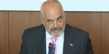 “I bënë si të presësh kostum për mua me masat e Erion Braçes e Bashkim Finos”, Rama ironizon keq PD-në