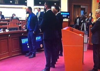 Shpërthejnë tensionet në Kuvend, Ruçi ultimatum deputetëve: Mos më bëj të fortin mua/ndërpritet seanca (VIDEO)