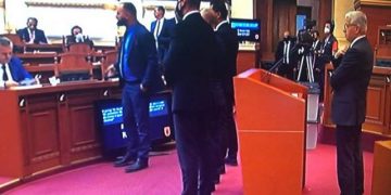 Shpërthejnë tensionet në Kuvend, Ruçi ultimatum deputetëve: Mos më bëj të fortin mua/ndërpritet seanca (VIDEO)