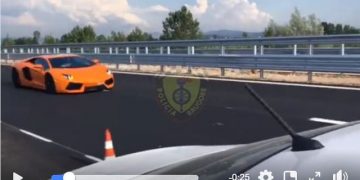 Skenë si në Formula 1: Lamborghini portokalli “fluturon” me 236 km/h në bypass-in Fier-Vlorë, e pëson keq në fund (Video)