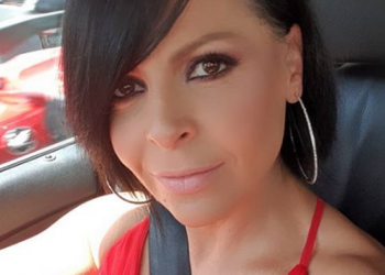 Me pushime në bregdet, Aurela Gaçe “shkrin” së qeshuri ndjekësit: Ky diell t’i vë brekët në kokë!