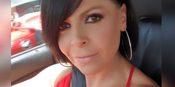 Me pushime në bregdet, Aurela Gaçe “shkrin” së qeshuri ndjekësit: Ky diell t’i vë brekët në kokë!