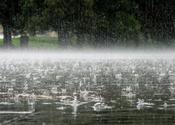‘Tërbohet’ moti në Shqipëri, shihni çfarë po ndodh në plazhin e Borshit