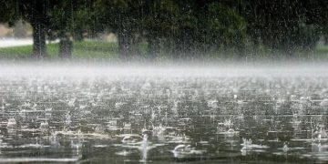‘Tërbohet’ moti në Shqipëri, shihni çfarë po ndodh në plazhin e Borshit