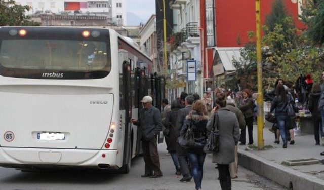 Më në fund nesër rinis transporti publik, rregullat që duhet të dini: Aboneja e marsit e pavlefshme, korriku me bileta