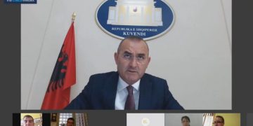 Metës i “ngrinë” buzëqeshja në buzë: Komisioni i Monitorimit të Reformës antiligjor ndryshimeve në radhët e KED! Dvorani e Marku mbeten anëtarë