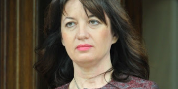 Vendimi i Cakajt për shkarkimin e ambasadores, media greke hedh akuzat e rënda: Ardiana Hobdari është e përfshirë në vjedhjen e 100 pasaportave!