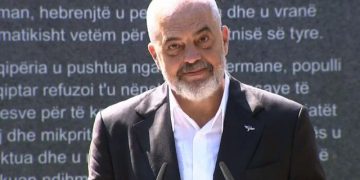 “Arin Po, Hebrenjtë jo”!  Mesazhi prekës i Ramës në përurimin e Memorialit të Holokaustit në Tiranë përballë diplomatëve ndërkombëtarë