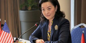 Ambasadorja Yuri Kim takim “kokë më kokë” me numrin 2 të PS, zbardhet tema e nxehtë e diskutimit