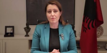 Dekreti për gjobat ndaj mediave, Manastirliu “rrëzon” vendimin e Metës