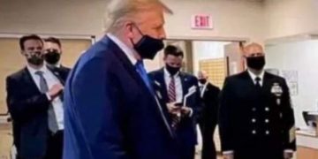 Trump ka vendosur maskën gabim? Foto që po bën xhiron e rrjetit