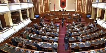 Rudina Hajdari bën veprimin e papritur gjate fjalimit te Ramës në kuvend, kryeministri: “Unë e kam, por e marr si flamur paqeje”