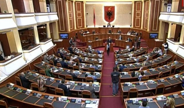 Rudina Hajdari bën veprimin e papritur gjate fjalimit te Ramës në kuvend, kryeministri: “Unë e kam, por e marr si flamur paqeje”