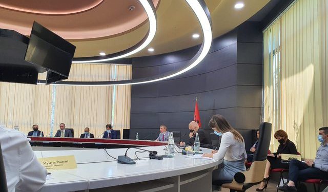 Nis mbledhja e Këshillit Politik, arrin Rama dhe palët politike/ Reagon Rudina Hajdari pak para takimit..