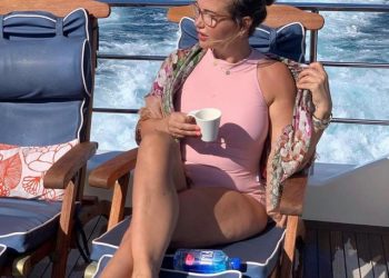 Elegante dhe me bikini, nëna 56-vjeçare e Rita Orës çmend fansat me fizikun e saj (Foto)